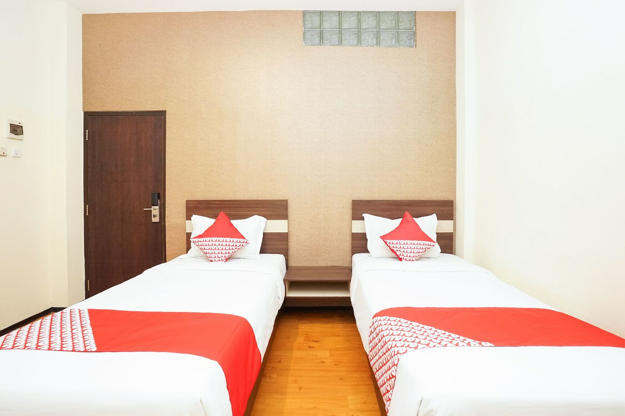 Oyo 275 Hotel Kita Surabaya Exterior photo